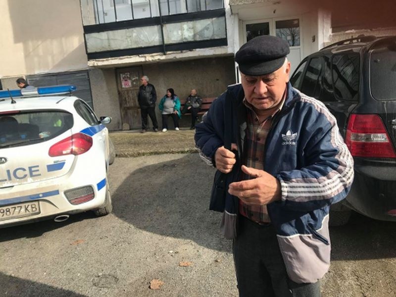 Безчинство в Казанлък! Трима пребиха дядо заради мобилен телефон и чанта с покупки СНИМКИ