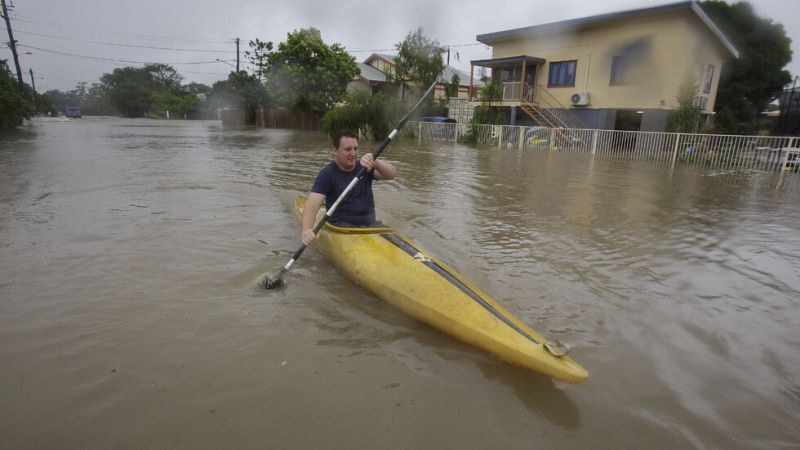 Евакуират хиляди хора заради наводненията в Австралия