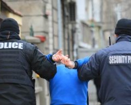 24-годишен си полегна на пътното платно, ухапа и полицай