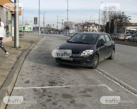 Да, това е паркиране! Шофьор спря по безумен начин в “Кючука“ СНИМКИ