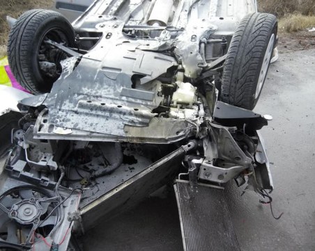 Кола се обърна по таван на АМ Хемус