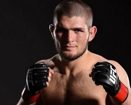 Обраха ММА звездата Хабиб Нурмагомедов на летище