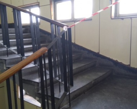 Разследват родителска небрежност за случая на падналото от парапет дете