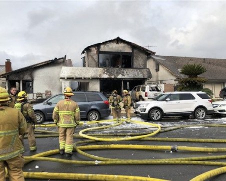 Самолет се вряза в къща в Калифорния, има загинали ВИДЕО
