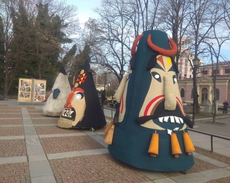 Страшни кукерски маски гонят злите духове от Пловдив СНИМКИ