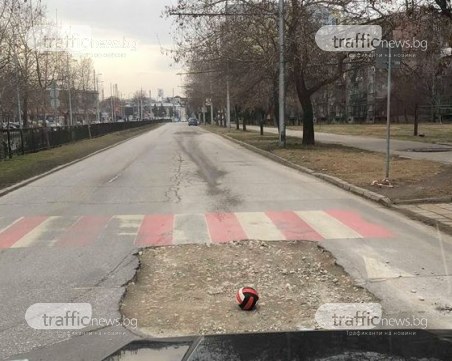 Топка, но не сложена от Общината, предупреждава за огромна яма по пловдивски булевард СНИМКИ