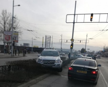 Зрелищна катастрофа! Мерцедес помете разделителната ограда на Коматевско СНИМКИ