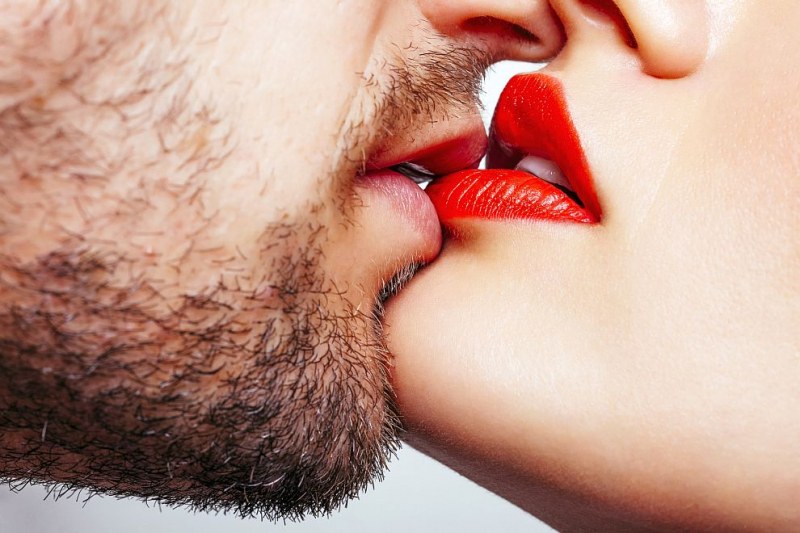 Шест неща, които да не правите, докато се целувате