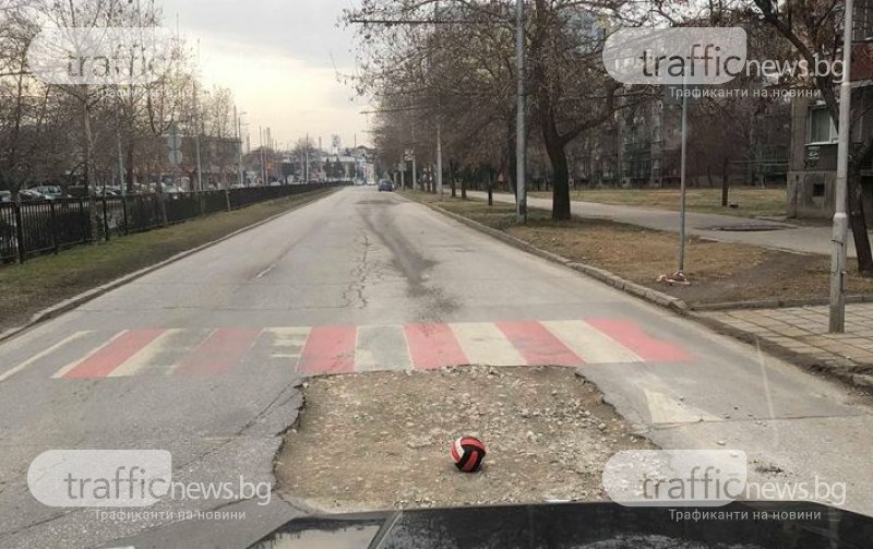 Топка, но не сложена от Общината, предупреждава за огромна яма по пловдивски булевард СНИМКИ