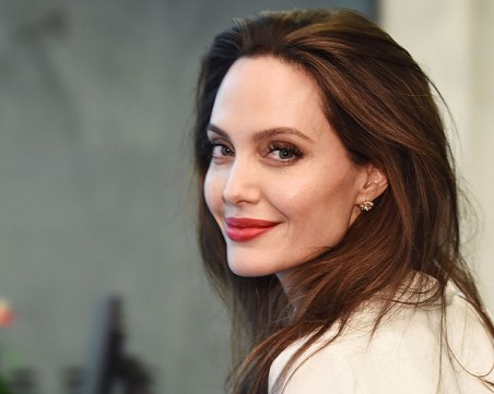 Анджелина Джоли посети най-големия бежански лагер в света ВИДЕО