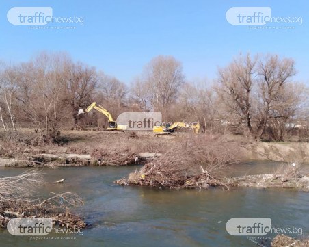 Багери влязоха в коритото на река Чая, има опасност от срутване на подпорната стена СНИМКИ