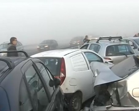 Един човек е загинал при мелето край Сандански! Над 20 коли са се блъснали ВИДЕО