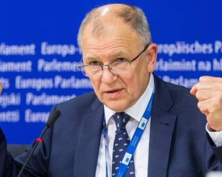 Гръцки чиновници пушат като комини ! Вбесиха здравния еврокомисар