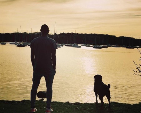 Кучето на загиналия футболист Емилиано Сала още го чака СНИМКИ