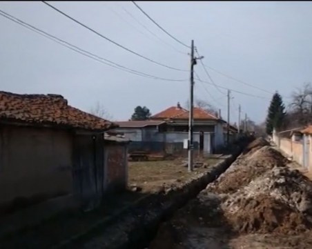 На косъм от смъртта! Жена падна в двуметров изкоп край Пловдив ВИДЕО