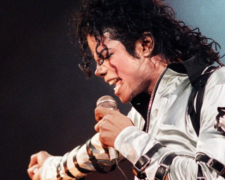 Нови кадри на Майкъл Джексън, разпитват го за обвиненията в сексуално посегателство ВИДЕО