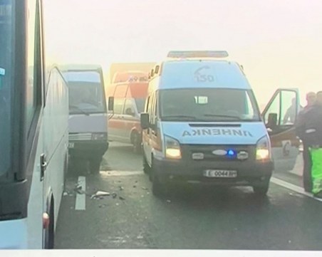 Мелето до Сандански в мъгла! Излиза младеж, ТИР го помита, 20 коли се удрят