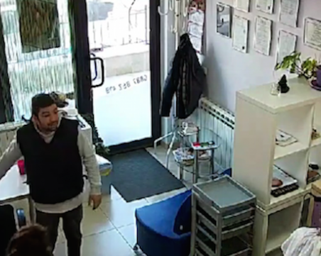 Познавате ли този мъж? Задигна телефон във фризьорски салон, докато си уговаря подстригване ВИДЕО