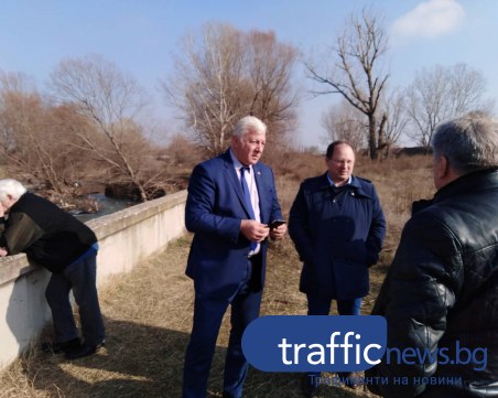 Тежка техника влезе в коритото на Чая! Пренасочват реката, за да стартират ремонта на стената