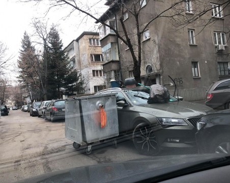 Затрупаха с боклук кола на нагъл шофьор в София СНИМКИ