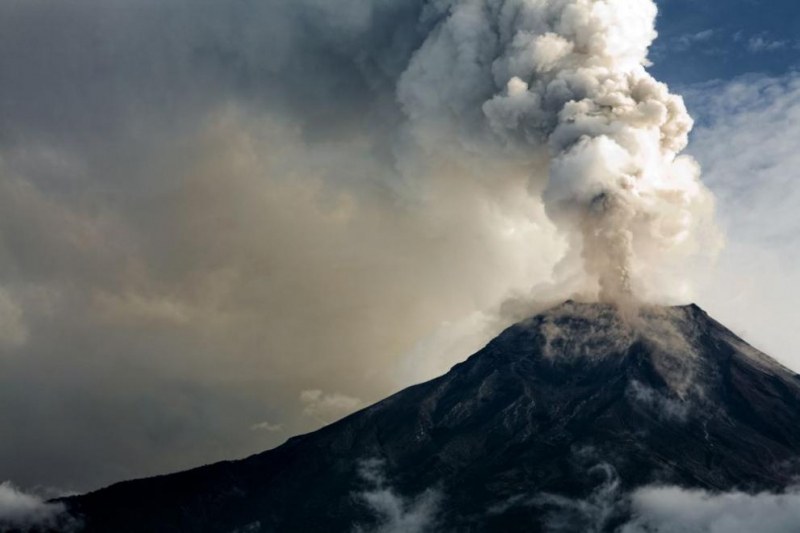 Евакуират 600 души в Индонезия заради вулкана Карангетанг