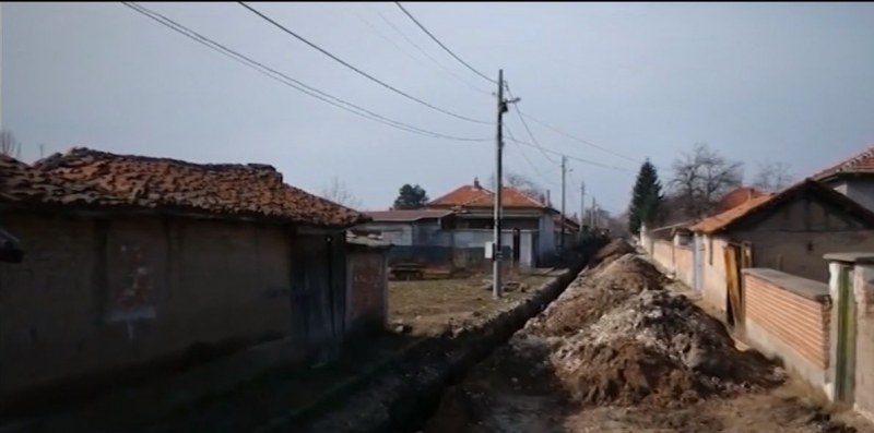 На косъм от смъртта! Жена падна в двуметров изкоп край Пловдив ВИДЕО