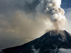 Евакуират 600 души в Индонезия заради вулкана Карангетанг
