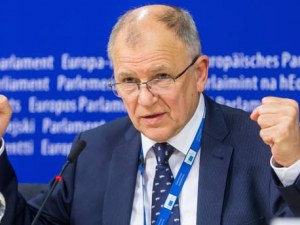 Гръцки чиновници пушат като комини ! Вбесиха здравния еврокомисар