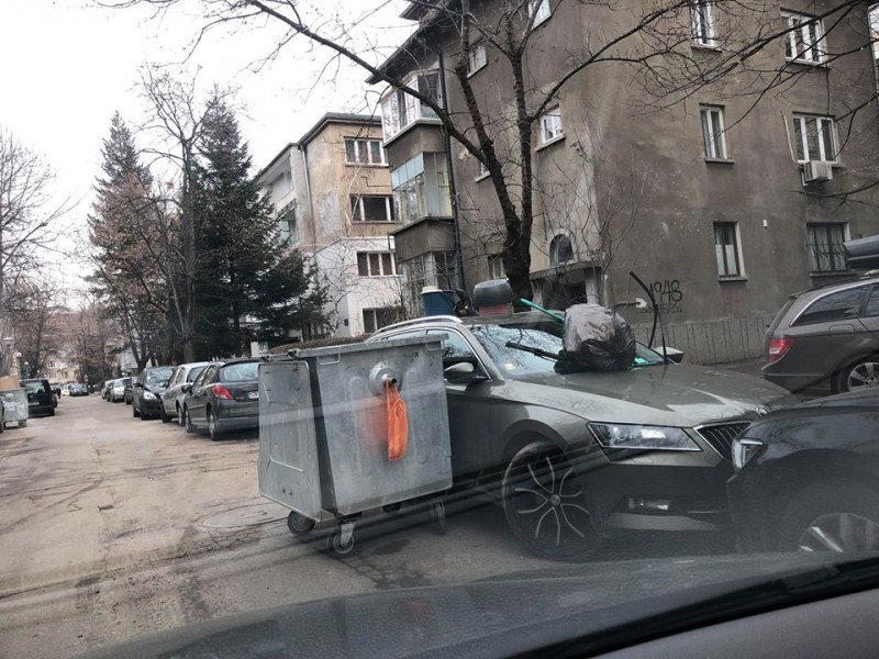 Затрупаха с боклук кола на нагъл шофьор в София СНИМКИ