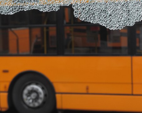 Буйстващ пътник предизвика катастрофа с два автобуса в София