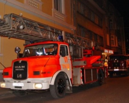 Две коли горяха през нощта в София (ВИДЕО)