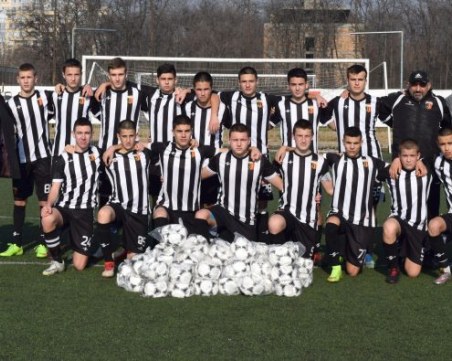 Феновете на Локо в чужбина с пореден жест към школата