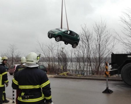 Майка забрави ръчната,  колата с детето падна в пропаст