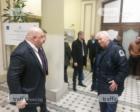 Красен Кралев пристигна в Община Пловдив, фенове на Локо го посрещнаха СНИМКИ