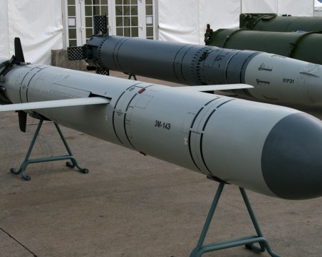 От Москва до Париж, но не с влака а с новата руска… крилата ракета