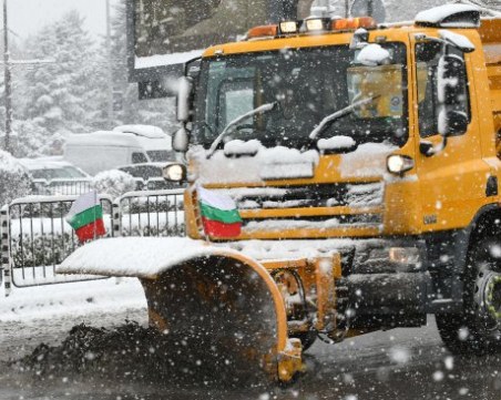 Обработват спешно улиците в София срещу заледяване