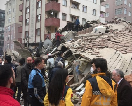 Шестетажна сграда се срути в Истанбул