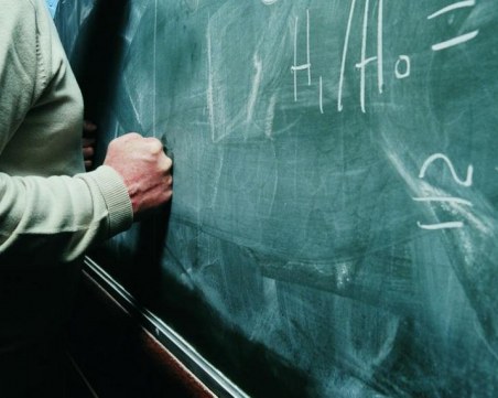 Училищен директор с 38 години стаж получи удар под кръста - пенсионираха го предсрочно