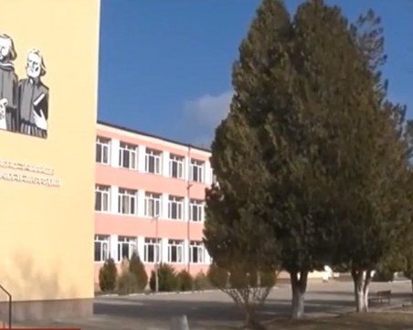 Юмруци, бутане и драскане – родители и училищен охранител си спретнаха екшън в Димитровград ВИДЕО