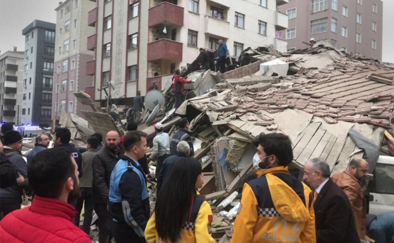 Шестетажна сграда се срути в Истанбул