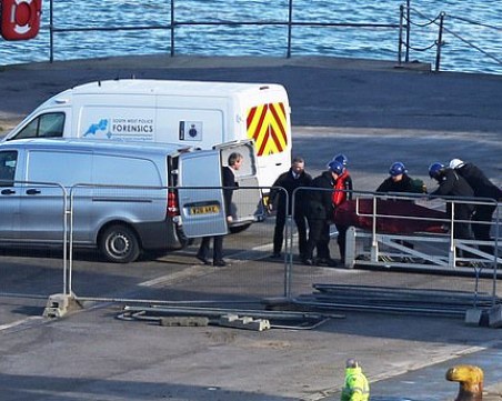 Частна линейка отнесе тялото, извадено от Ла Манша. Дали е на Емилиано Сала? ВИДЕО И СНИМКИ