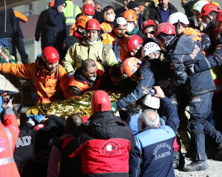 Извадиха живо 9-годишно дете от руините на падналия блок в Турция