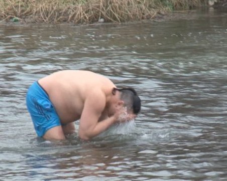 Мъж се лекува с 