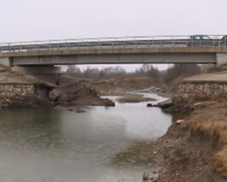 Мост за 900 бона край Ивайловград се руши, построили го едва преди 4 г.