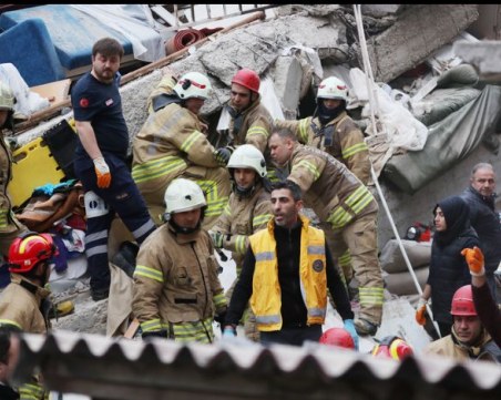 Расте броят на жертвите от срутения блок в Истанбул СНИМКИ