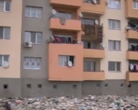 Саниран блок в ромската махала в Казанлък затъна в боклуци ВИДЕО
