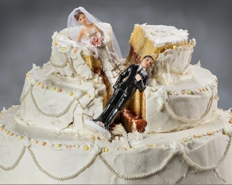 Светкавично! Младоженци се разделиха 3 минути след сватбата