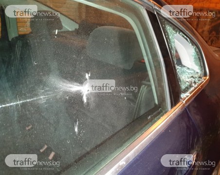Апаши атакуват коли в Пловдив, разбиха три на две съседни улици СНИМКИ