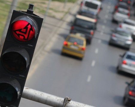 Уволниха инспектор на тол управлението! Минал на червено...