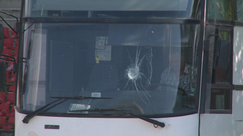Екшън в Пловдив! Пътник отказа да слезе от автобус, чупи стъкло, напада полицаи